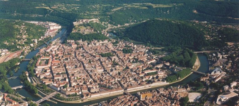 1200px-Besancon_boucle_Doubs.jpg