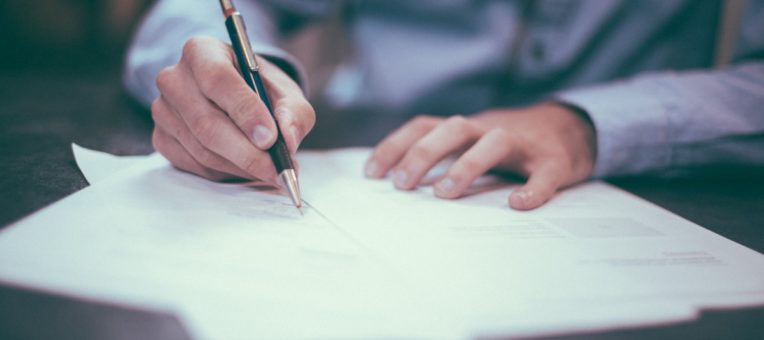 Lettre de démission sur un bureau