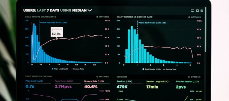 Data analyst analysant des données