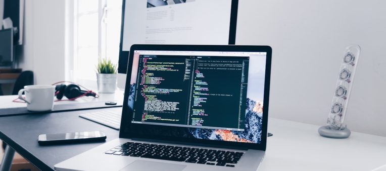 Développeur web codant