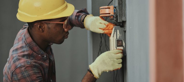 Électricien travaillant sur installation