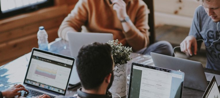 Équipe professionnelle en réunion - métiers qui recrutent en 2026