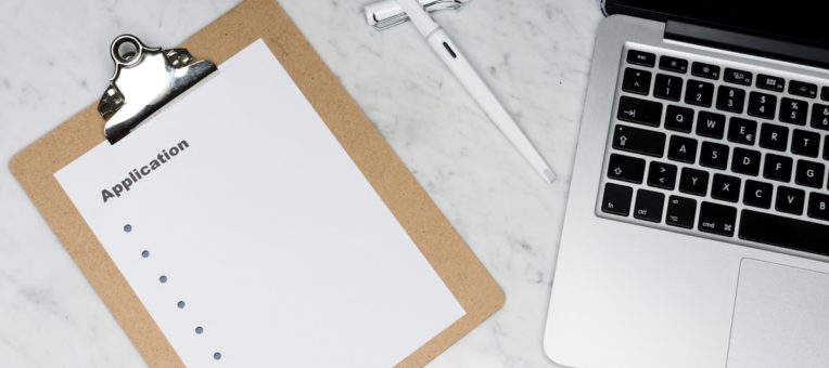 CV professionnel posé sur un bureau