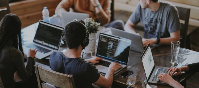 Équipe collaborant avec des soft skills en entreprise
