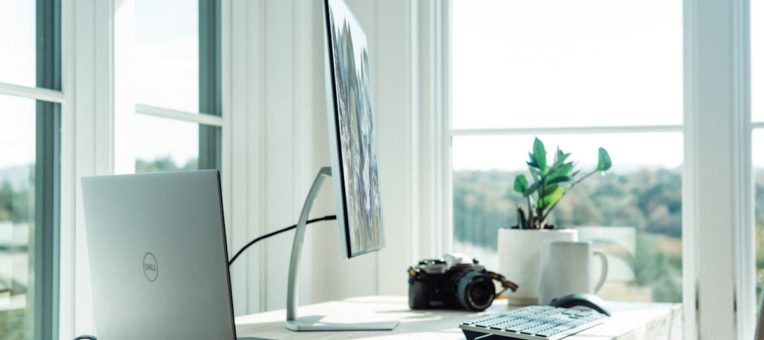 Personne en télétravail depuis son domicile